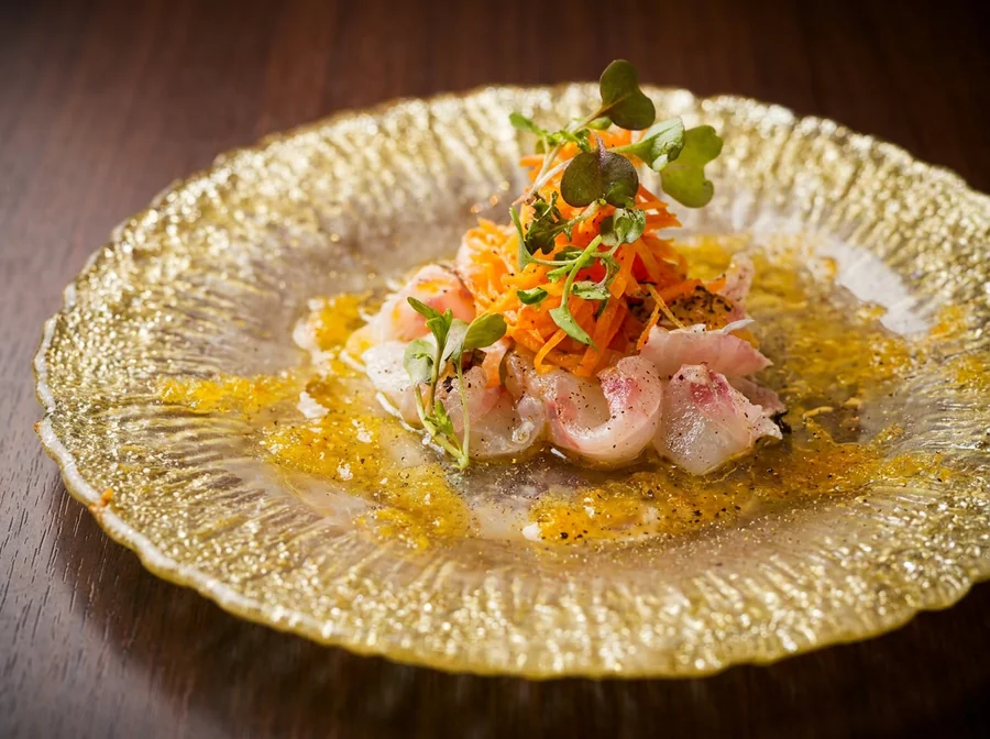 ガラスの器に盛り付けた鮮魚と彩り野菜のひと皿